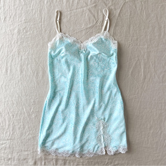 ‼️SOLD‼️Vintage 2000s Victoria’s Secret satin aqua printed mini slip dress - Picture 3 of 6